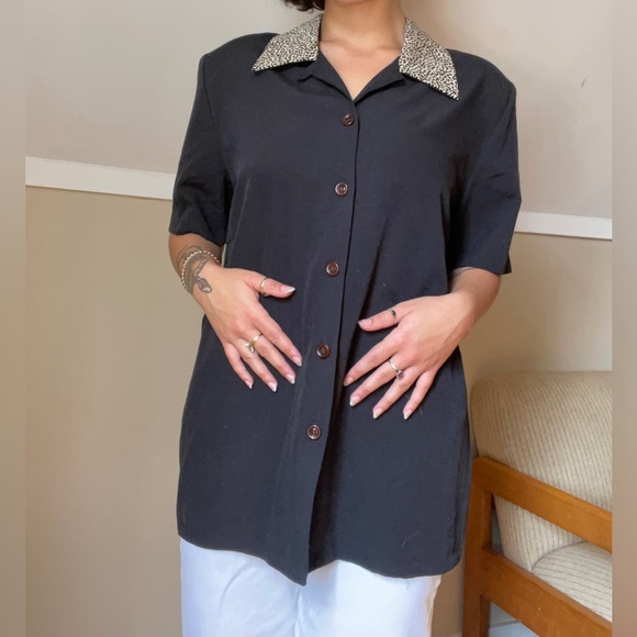 ✨ Women’s vintage button up blouse with cheetah print collar✨ - Picture 2 of 5